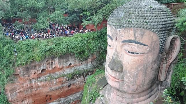 Miles de turistas admiran el Buda de Leshan