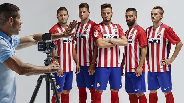 El Atlético de Madrid presenta su nueva camiseta para la temporada 2015-16.