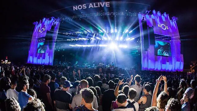 Vista del escenario principal delante de miles de personas en el festival NOS Alive, cerca de Lisboa, que se celebra 9, 10 y 11 julio