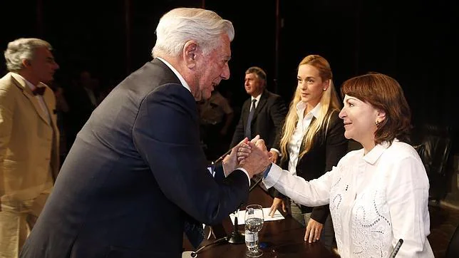 Vargas Llosa cuestiona la limpieza de las próximas legislativas de Venezuela