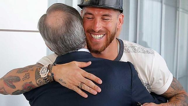 El cariñoso abrazo entre Sergio Ramos y Florentino