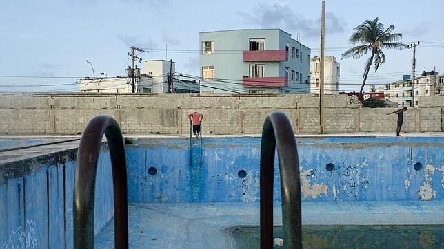 Cualquier lugar es bueno para ponerse en forma, como esta piscina abandonada en La Habana Vieja