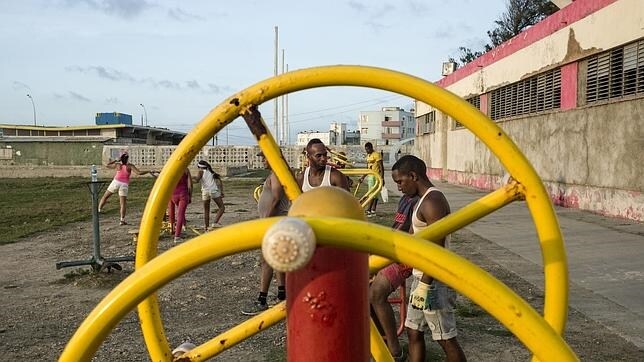 Un grupo de cubanos se entrena en un viejo polideportivo de La Habana