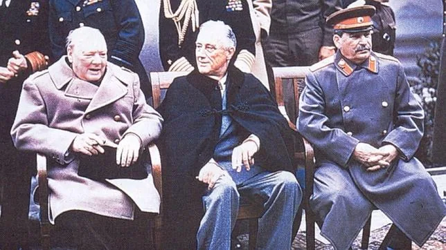 Resultado de imagen para Fotos Se clausura la Conferencia de Yalta, en la que Franklin Delano Roosevelt, Winston Churchill y IÃ³sif Stalin