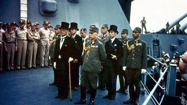 Resultado de imagen para Fotos: el emperador Hirohito anuncia la capitulaciÃ³n japonesa,