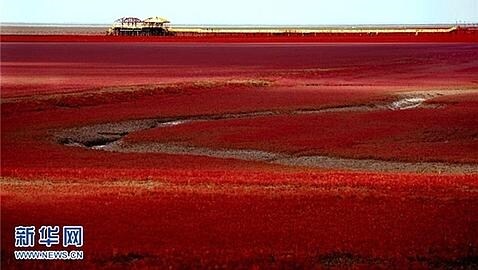 La espectacular playa que se vuelve roja en septiembre