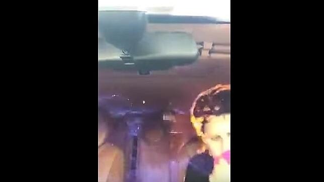 Dos jóvenes se prenden fuego al usar un mechero y material inflamable dentro en un coche