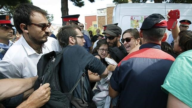 Los Mossos d'Esquadra desalojan a jóvenes independentistas que han acusado de «etnicista» a Pablo Iglesias