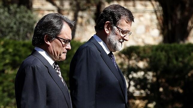 El presidente del Gobierno, Mariano Rajoy, junto al presidente de la Generalitat, Artur Mas