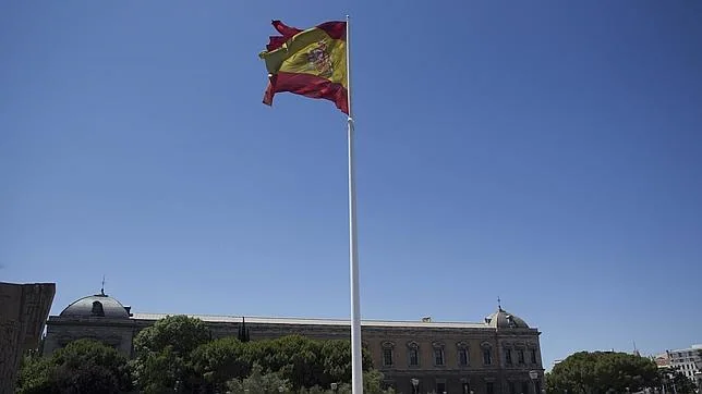 Bandera de españa en la plaza de Colón de Madrid