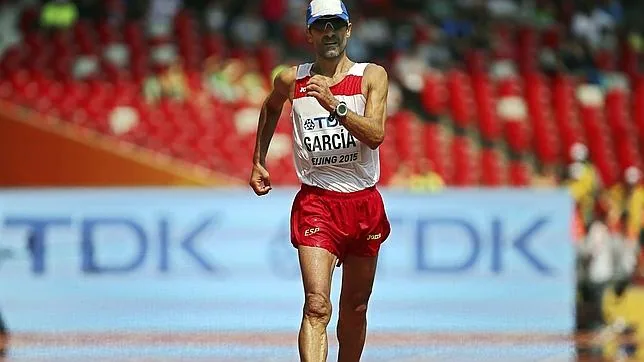 Jesús Ángel García Bragado cruza la meta en la prueba de 50 km marcha dentro del Campeonato del Mundo de Atletismo