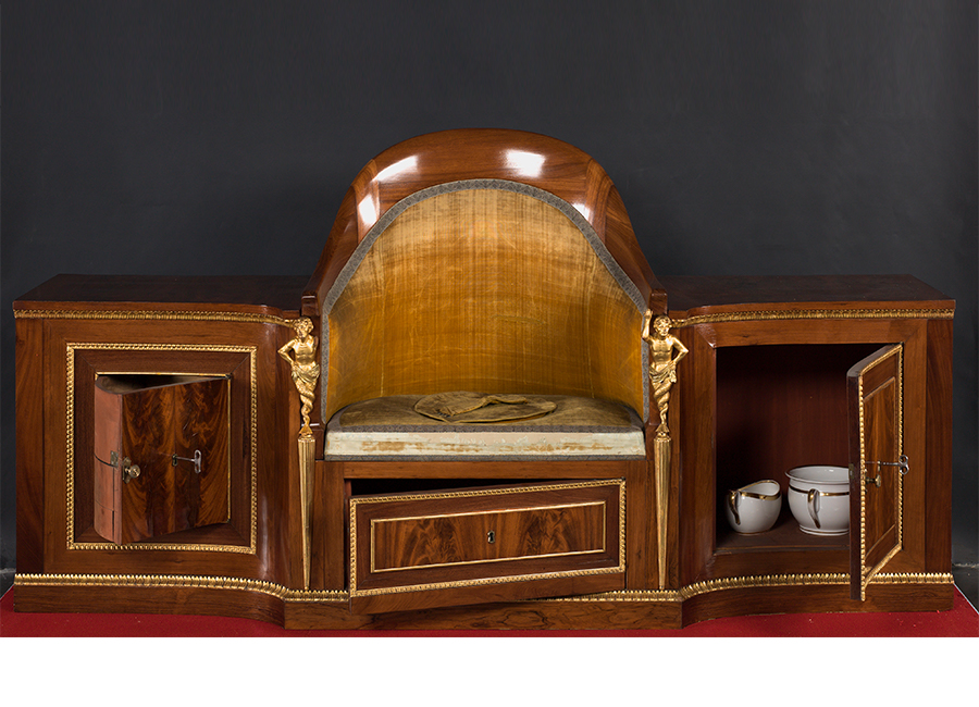 Mueble de aseo o retrete de Fernando VII Ángel Maeso González (1776-1849) Madera de caoba y palosanto, terciopelo y bronce dorado, 70 x 214 x 58 cm 1830