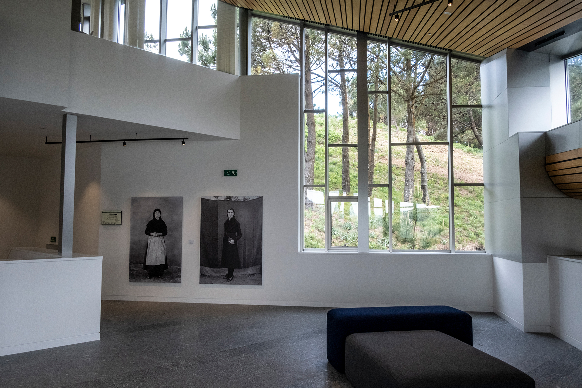 La colección de escultura y fotografía decora todo el Parador