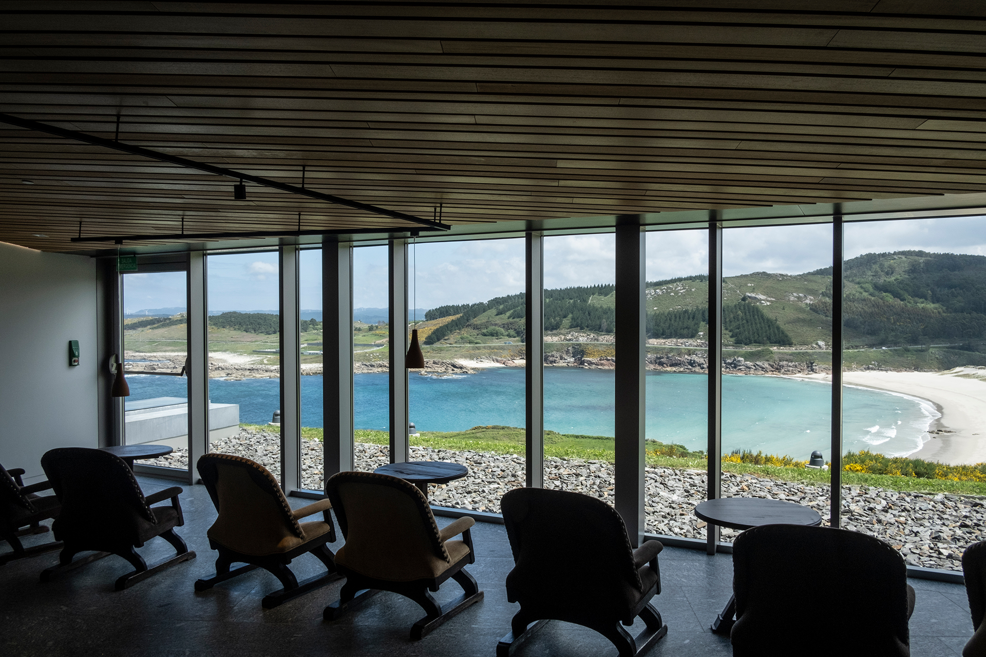 Vistas de la playa desde la biblioteca del Parador