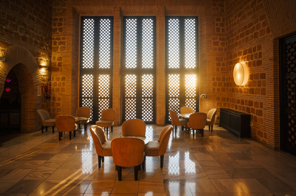 El amanecer se cuela por las celosías del Parador de Carmona