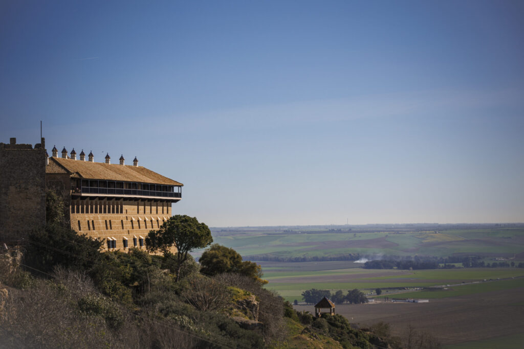El Parador de Carmona se alza sobre la vega carmonense