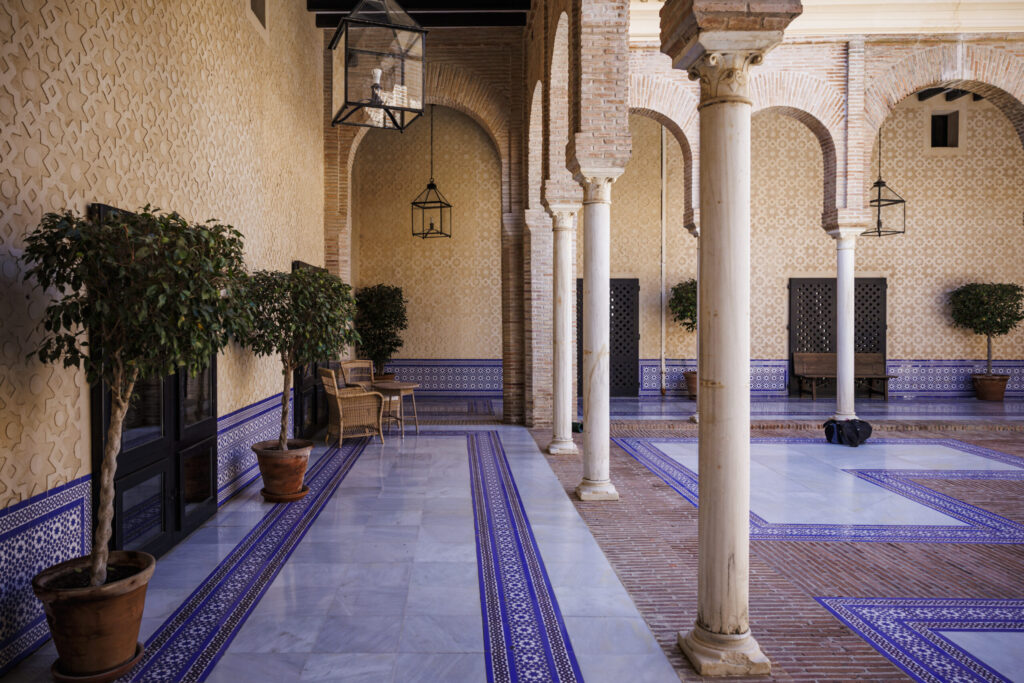 Detalle de la columnata del patio andalusí del Parador de Carmona
