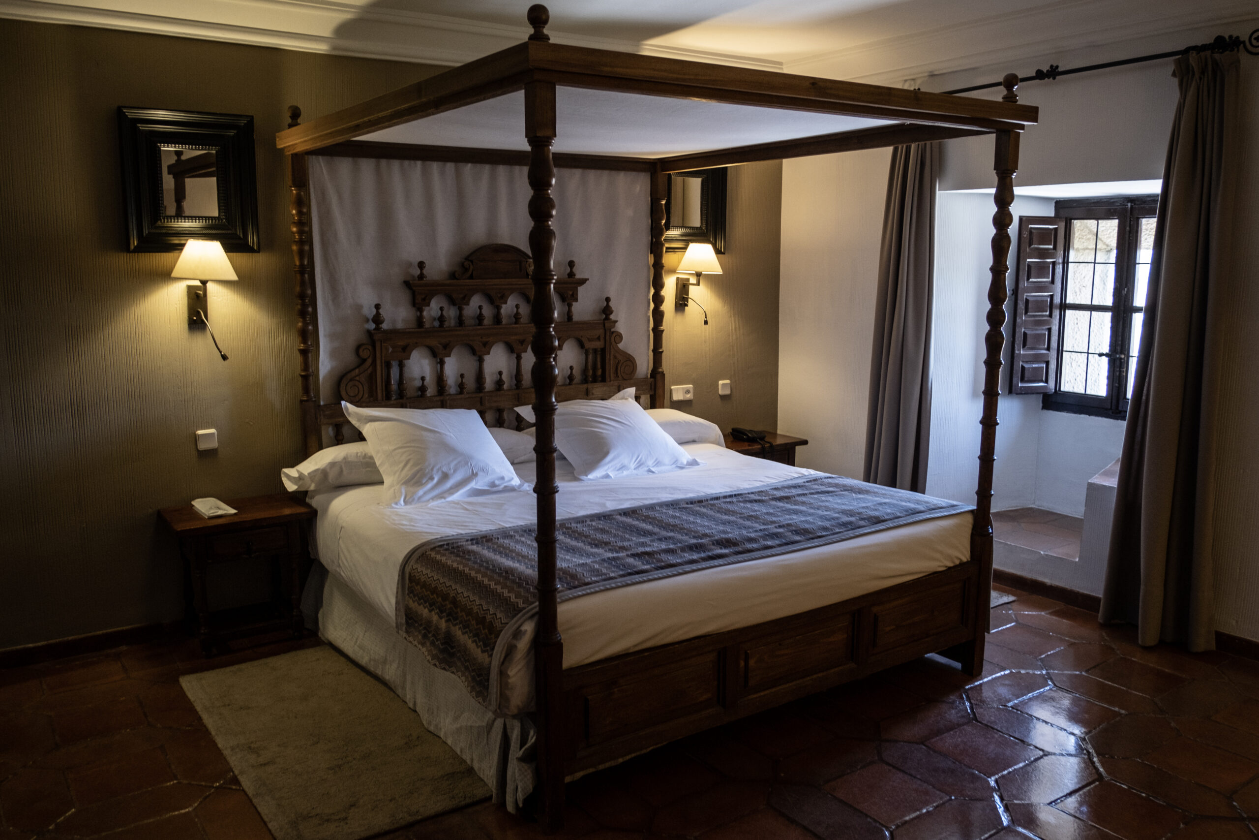 Habitación con cama con dosel del Parador de Sigüenza