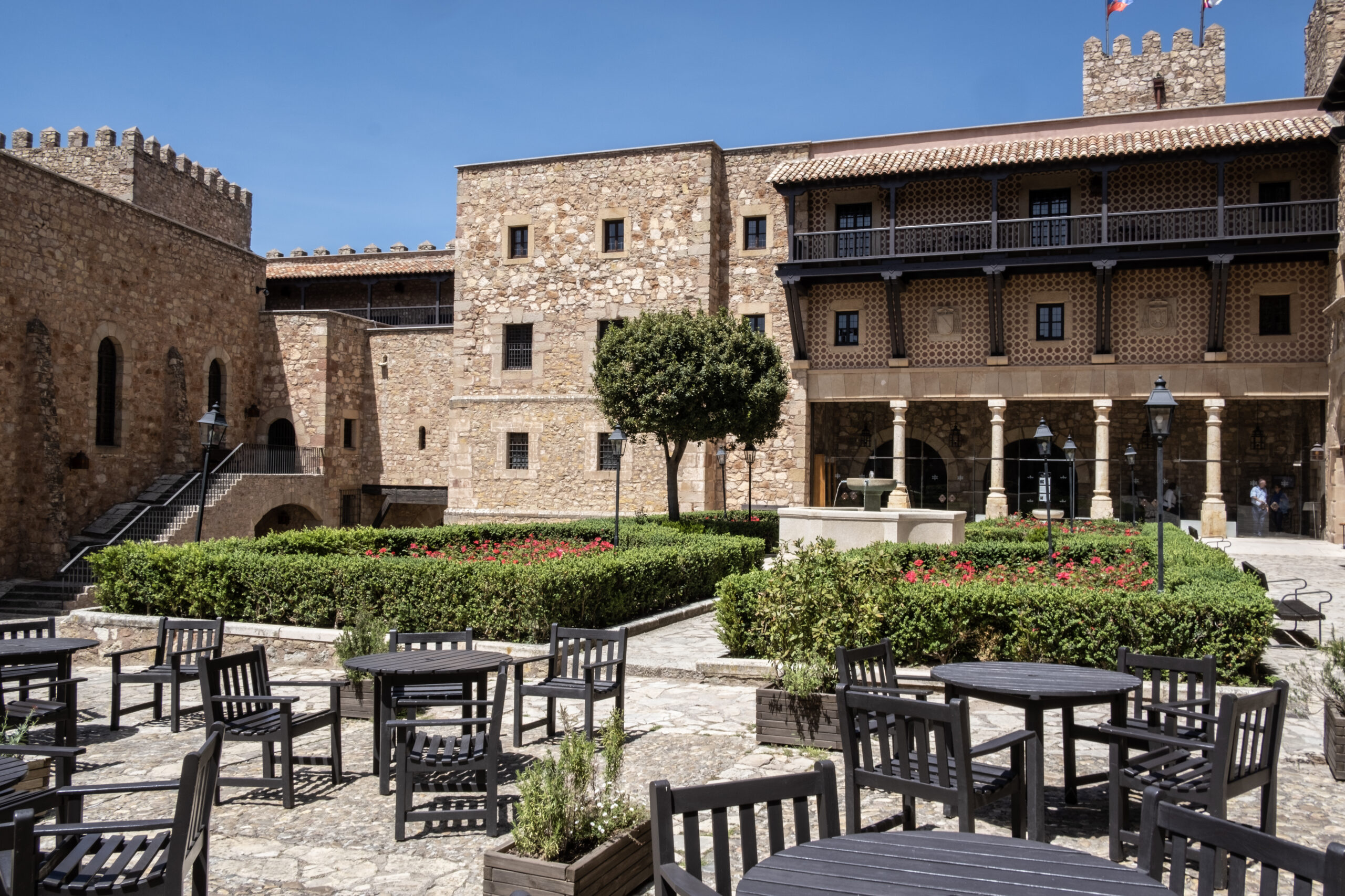 Imagen del patio interior, con las balconadas de madera de las habitaciones, del Parador de Sigüenza