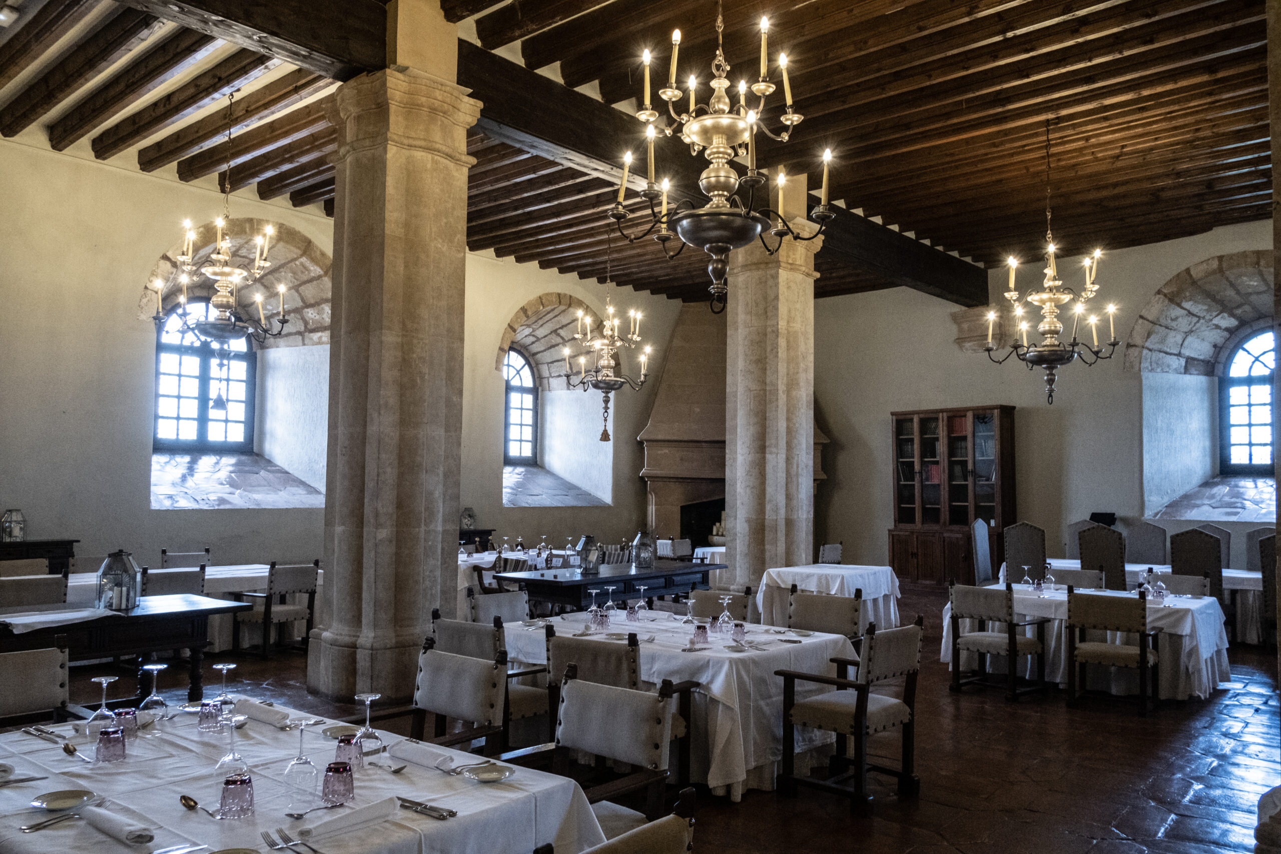 El antiguo Salón del Trono acoge el comedor del Parador de Sigüenza