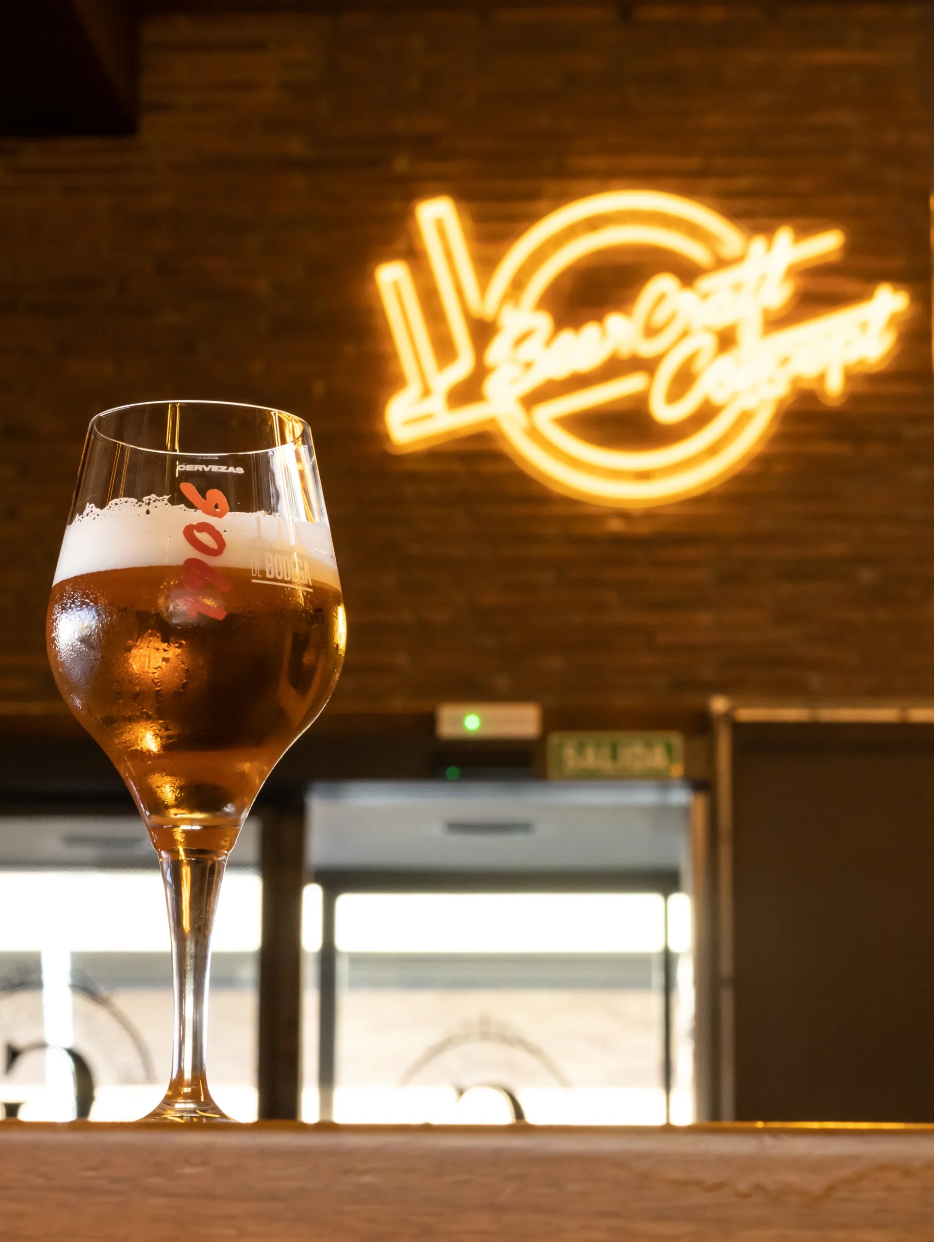 Profesional de hostelería sirviendo una cerveza