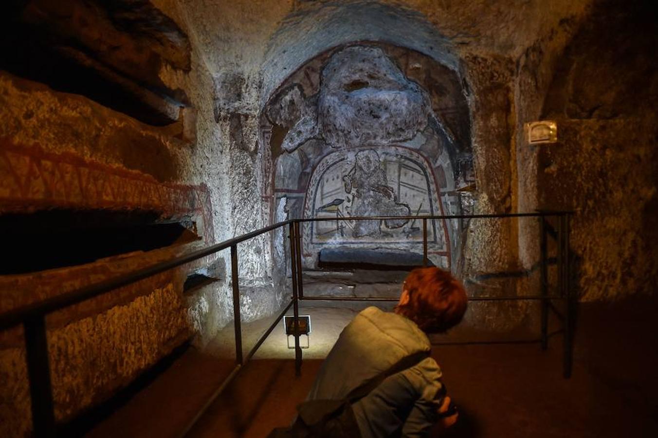 En los 14 kilÃ³metros de pasillos que forman las inmensas catacumbas de Santa Domitila, las mÃ¡s extensas de Roma, se encuentra la historia de la pintura funeraria de los primeros cristianos, desde sus orÃ­genes hasta los siglos IV y V, cuando dejaron de ser perseguidos por el emperador Constantino
