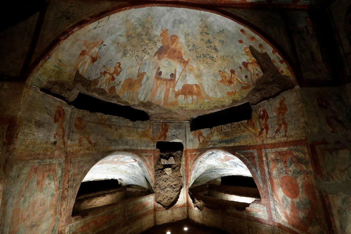 En los 14 kilÃ³metros de pasillos que forman las inmensas catacumbas de Santa Domitila, las mÃ¡s extensas de Roma, se encuentra la historia de la pintura funeraria de los primeros cristianos, desde sus orÃ­genes hasta los siglos IV y V, cuando dejaron de ser perseguidos por el emperador Constantino