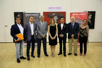 Alberto Romero, con Milagos Tolón y otras autoridades que asistieron a la presentación
