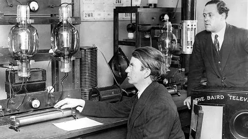 El ingeniero John Baird en su estación de televisión transatlántica en 1927