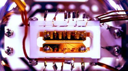 Imagen de la trampa para iones del primer ordenador cuántico programable
