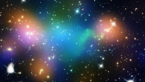 Distribución de la materia oscura, del gas y las galaxias en el núcleo del cúumulo Abell 520. La existencia de la materia oscura se infiere por el comportamiento de las galaxias