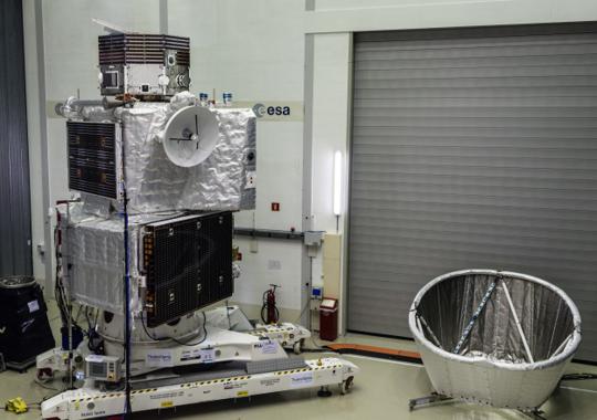 La sonda BepiColombo antes de haber ensamblado el escudo solar para el orbitador japonés MMO, a la derecha