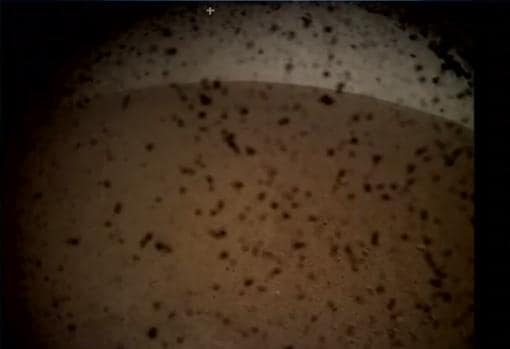 Fotografía captada por InSight minutos después de posarse en Marte