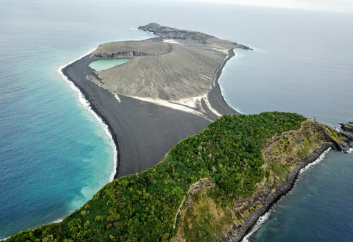 La nueva isla volcánica (centro) vista desde un dron
