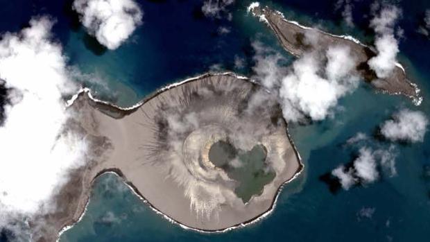 La isla Hunga Tonga-Hunga Ha'apai , en el Pacífico sur, vista desde el aire