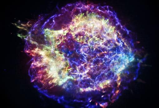 Cassiopeia A, remanente de una supernova que estalló a 11.000 años luz y que mide unos 10 años luz de diámetro. Las supernovas son la fuente de elementos químicos como el hierro, el calcio o el aluminio