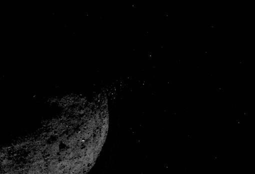 Imagen captada el 19 de enero de una rociada de partículas procedentes de la superficie de Bennu. A causa de esto, se le considera como un asteroide activo