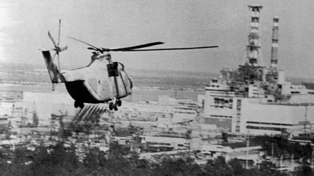 Un helicÃ³ptero lleva a cabo tareas de descontaminaciÃ³n en los alrededores de la central de ChernÃ³bil, el 13 de junio de 1986