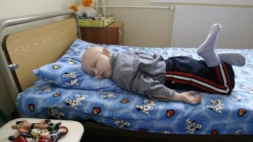 Un niño de tres años y medio examinado en un hospital en 2005. Las estimaciones oficiales cifran en 4.000 el número de casos de cáncer mortal causado por el accidente de Chernóbil