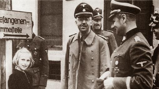 Himmler, con su hija Gudrun, de visita a Dachau