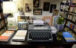 Cualquier cliente puede sentarse frente a esta máquina de escribir y dejar un poema