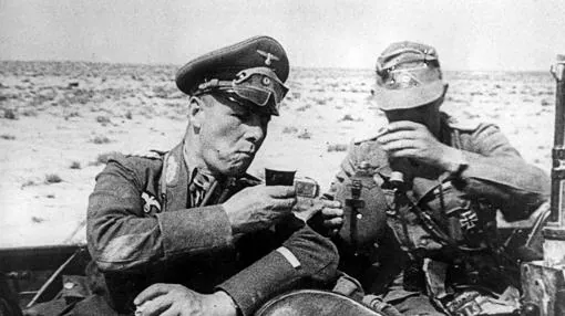 Rommel, tomándose un descanso junto a un soldado