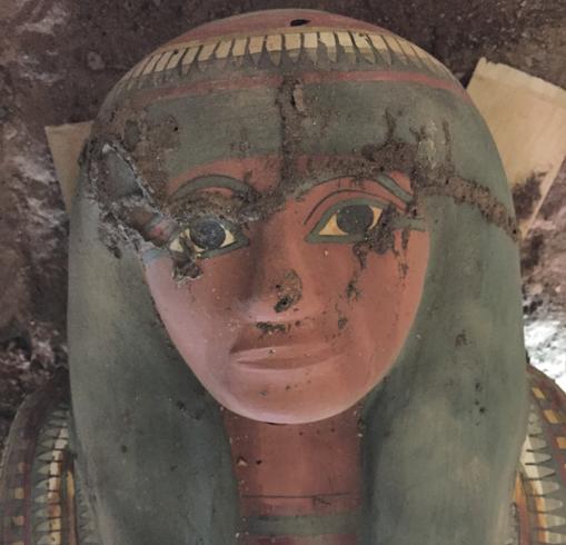 El rostro de Amon Renef, cuya momia protege como una bella cáscara de huevo, este cartonaje