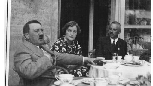 Hitler, Unity y el Obergruppenführer de las SA, Franz von Pfeffer, en Bayreuth, en 1936