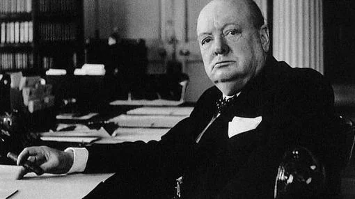 Winston Churchill, en su despacho