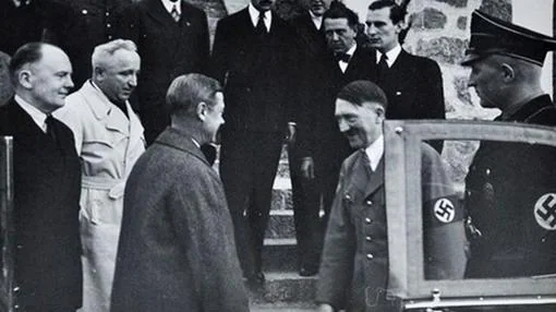 El Duque de Windsor junto a Adolf Hitler