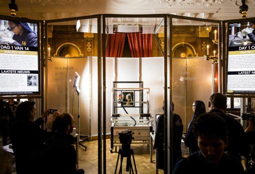 Se ha instalado un recinto de cristal en la sala dorada del Mauritshuis, donde se llevan a cabo los estudios de «La joven de la perla» a vista del público
