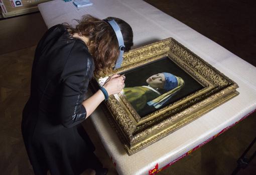 «La joven de la perla», de Vermeer, será analizada milímetro a milímetro