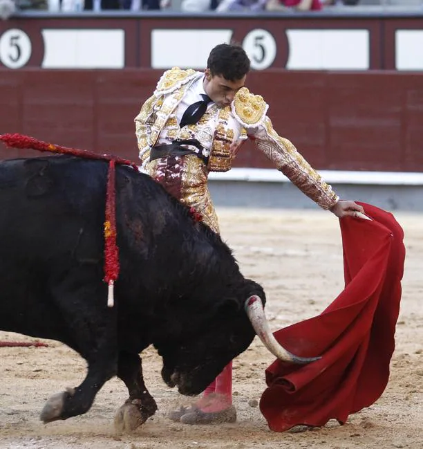 Paco Ureña, en un natural a pies jutos al quinto toro