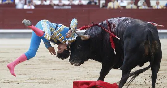 Fea voltereta a Curro Díaz en el primer toro